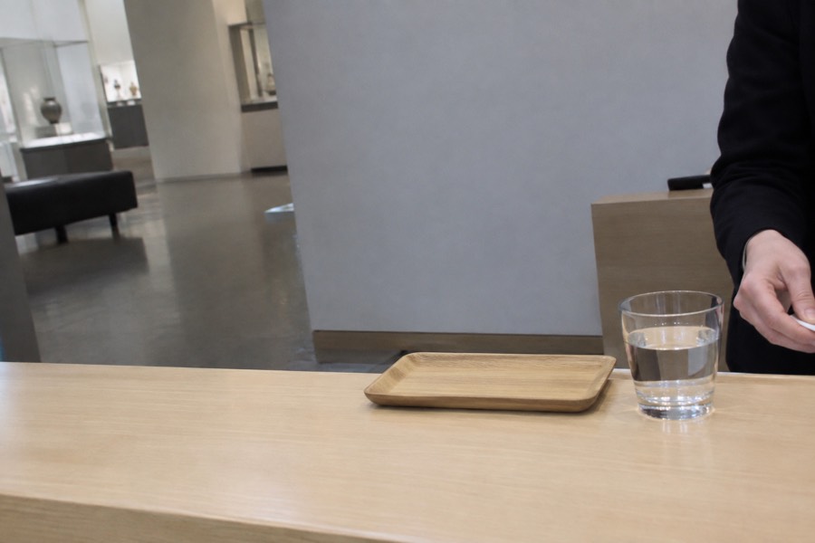 Chart comparing Tokyo art museums by door price and booking requirement