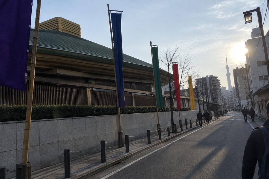 Chart comparing opening days and prices of Tokyo's samurai and sumo venues