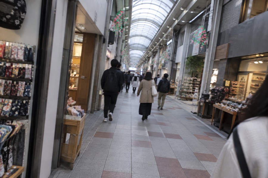 A bar chart showing the five free-entry museum door prices stacking up to the 2,500 yen pass price